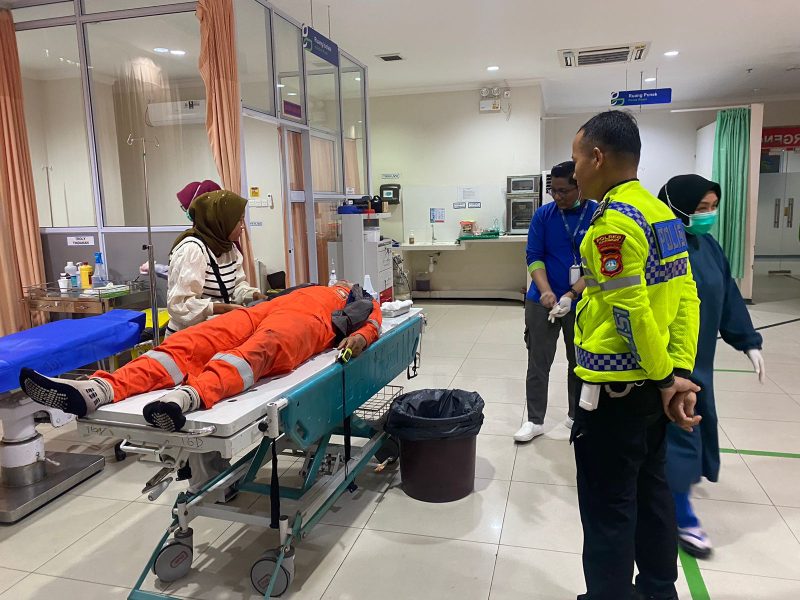 Korban Kecelakaan di Jalan MT Haryono, Kecamatan Tebing mendapatkan perawatan di RSBT Karimun. (Foto: dokumen polisi)