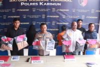 Kapolres Karimun AKBP Fadli Agus memimpin Konferensi Pers pengungkapan kasus penelantaran anak. (Foto: Jabat/Humas Polres Karimun)