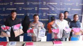 Kapolres Karimun AKBP Fadli Agus memimpin Konferensi Pers pengungkapan kasus penelantaran anak. (Foto: Jabat/Humas Polres Karimun)
