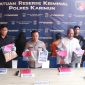 Kapolres Karimun AKBP Fadli Agus memimpin Konferensi Pers pengungkapan kasus penelantaran anak. (Foto: Jabat/Humas Polres Karimun)