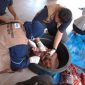 Petugas Kesehatan melakukan pemeriksaan post mortem terhadap daging-daging hewan kurban di Karimun. (Foto: ricky/krpriheadline.id)