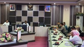 Bupati Karimun Aunur Rafiq memimpin rapat bersama membahas Persoalan Kelangkaan Gas di Ruang Cempaka, Gedung Pemerintahan Kabupaten Karimun. (Foto: Istimewa/kepriheadline.id)