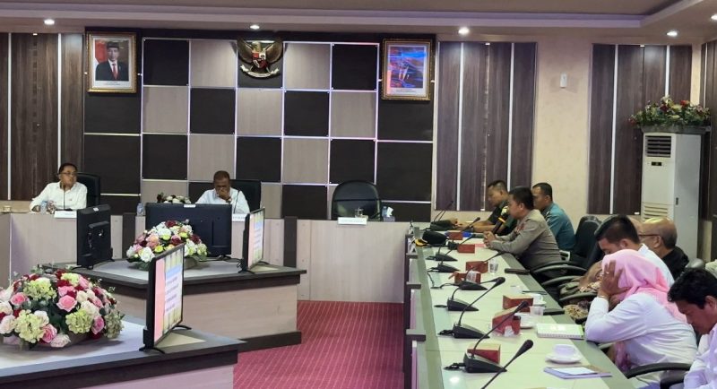 Bupati Karimun Aunur Rafiq memimpin rapat bersama membahas Persoalan Kelangkaan Gas di Ruang Cempaka, Gedung Pemerintahan Kabupaten Karimun. (Foto: Istimewa/kepriheadline.id)