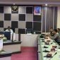 Bupati Karimun Aunur Rafiq memimpin rapat bersama membahas Persoalan Kelangkaan Gas di Ruang Cempaka, Gedung Pemerintahan Kabupaten Karimun. (Foto: Istimewa/kepriheadline.id)