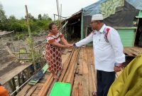 Bupati Karimun Aunur Rafiq meninjau rumah korban bencana alam angin puting beliung di Desa Lebuh, Kecamatan Belat. (Foto: ricky/kepriheadline.id)