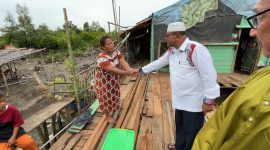 Bupati Karimun Aunur Rafiq meninjau rumah korban bencana alam angin puting beliung di Desa Lebuh, Kecamatan Belat. (Foto: ricky/kepriheadline.id)