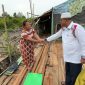 Bupati Karimun Aunur Rafiq meninjau rumah korban bencana alam angin puting beliung di Desa Lebuh, Kecamatan Belat. (Foto: ricky/kepriheadline.id)