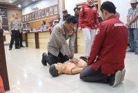 Kapolres Karimun AKBP Fadli Agus mengikuti Simulasi pemberian Bantuan Hidup Dasar yang diberikan Tim Medis RSUD Muhammad Sani. (Foto: Satlantas Polres Karimun)