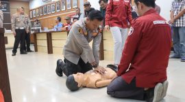 Kapolres Karimun AKBP Fadli Agus mengikuti Simulasi pemberian Bantuan Hidup Dasar yang diberikan Tim Medis RSUD Muhammad Sani. (Foto: Satlantas Polres Karimun)