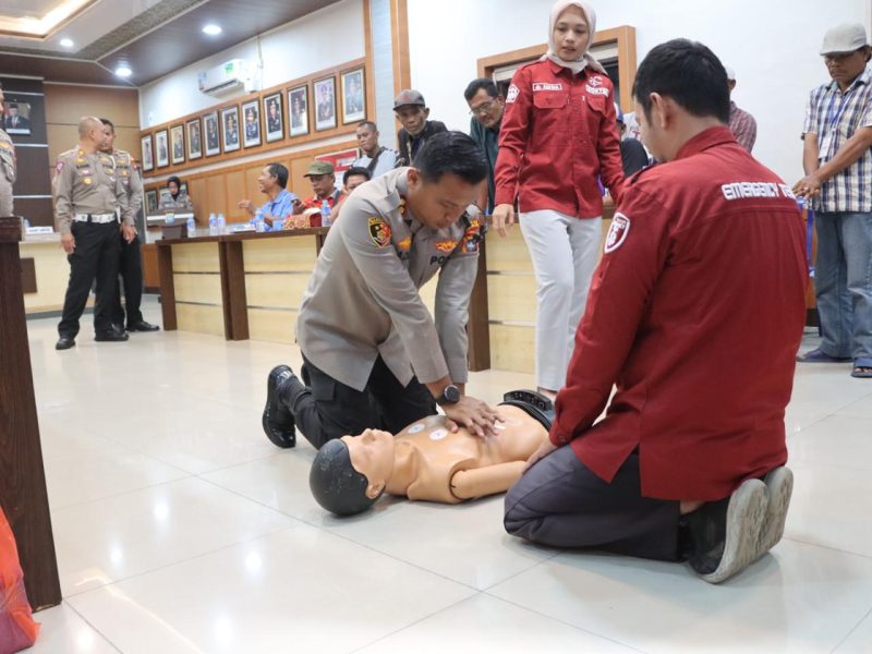 Kapolres Karimun AKBP Fadli Agus mengikuti Simulasi pemberian Bantuan Hidup Dasar yang diberikan Tim Medis RSUD Muhammad Sani. (Foto: Satlantas Polres Karimun)