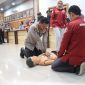 Kapolres Karimun AKBP Fadli Agus mengikuti Simulasi pemberian Bantuan Hidup Dasar yang diberikan Tim Medis RSUD Muhammad Sani. (Foto: Satlantas Polres Karimun)