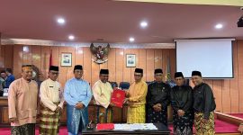 Bupati Karimun Aunur Rafiq menerima berkas berita acara pengesahan Hari Jadi Karimun yang diserahkan oleh Ketua DPRD Karimun Muhammad Yusuf Sirat. (Foto: ricky/kepriheadline.id)