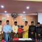 Bupati Karimun Aunur Rafiq menerima berkas berita acara pengesahan Hari Jadi Karimun yang diserahkan oleh Ketua DPRD Karimun Muhammad Yusuf Sirat. (Foto: ricky/kepriheadline.id)