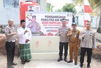 Foto bersama Kapolres Karimun AKBP Fadli Agus di lokasi Fasilitas Penyaluran air bersih di kampung Suka Jadi Desa Pangke. (Foto: Humas Polres Karimun)