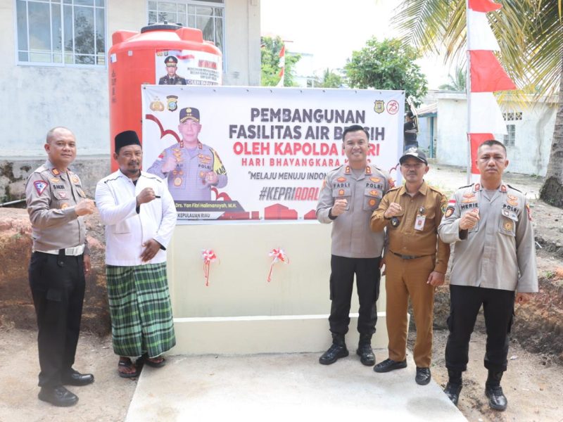 Foto bersama Kapolres Karimun AKBP Fadli Agus di lokasi Fasilitas Penyaluran air bersih di kampung Suka Jadi Desa Pangke. (Foto: Humas Polres Karimun)