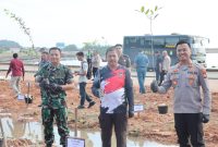Foto bersama kegiatan penanaman bibit di kawasan Coastal Area, Kecamatan Tebing. (Foto: Humas Polres Karimun)