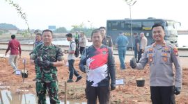 Foto bersama kegiatan penanaman bibit di kawasan Coastal Area, Kecamatan Tebing. (Foto: Humas Polres Karimun)