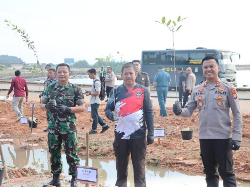 Foto bersama kegiatan penanaman bibit di kawasan Coastal Area, Kecamatan Tebing. (Foto: Humas Polres Karimun)