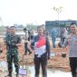 Foto bersama kegiatan penanaman bibit di kawasan Coastal Area, Kecamatan Tebing. (Foto: Humas Polres Karimun)