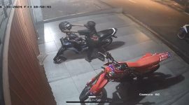 Aksi Pencurian Helm terekam CCTv. (Foto: Tangkapan Layar Video CCTv)