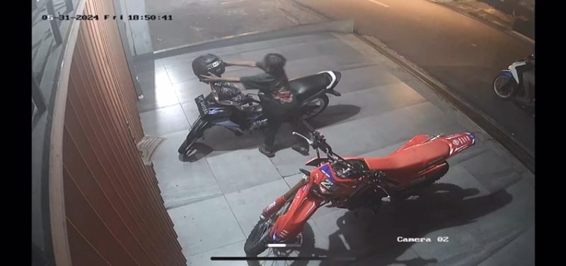 Aksi Pencurian Helm terekam CCTv. (Foto: Tangkapan Layar Video CCTv)