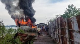 Kapal Kargo terbakar di Pelantar Kecamatan Buru. (Foto: Istimewa/KepriHeadline.id)