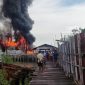Kapal Kargo terbakar di Pelantar Kecamatan Buru. (Foto: Istimewa/KepriHeadline.id)
