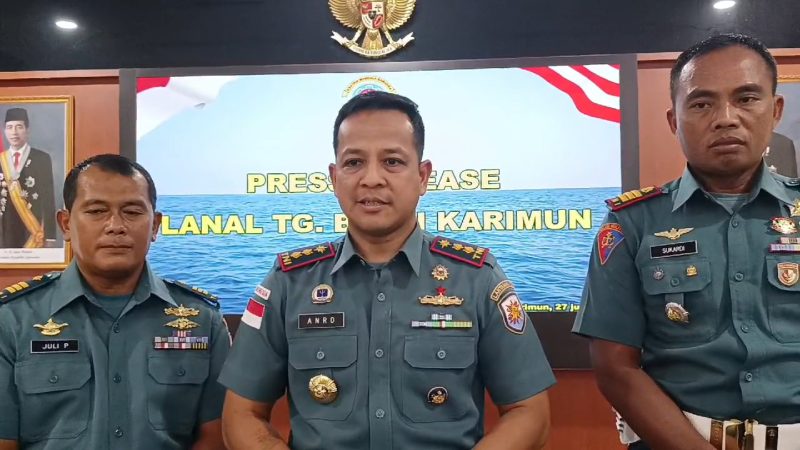 Danlanal Karimun Letkol Laut (P) Anro Casanova saat diwawancara di Mako Lanal TBK, Kamis, 26 Juni 2024. (Foto: ricky/kepriheadline.id)