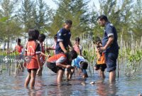 Kegiatan penanaman bibit mangrove dilakukam PT Timah dalam rangka Peringati Hari Manggrove sedunia. (Foto: Humas PT Timah)