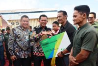 Gubernur Ansar menyerahkan simbolis BPJS Ketenagakerjaan kepada nelayan di Kepulauan Riau. (Foto: Diskominfo Kepri)