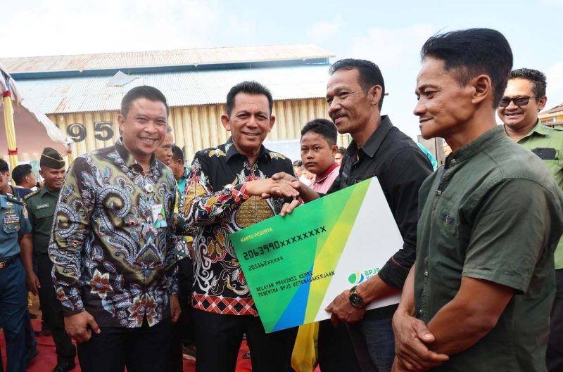 Gubernur Ansar menyerahkan simbolis BPJS Ketenagakerjaan kepada nelayan di Kepulauan Riau. (Foto: Diskominfo Kepri)