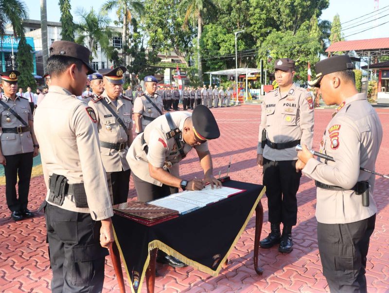 Kapolres Karimun AKBP Fadli Agus Pimpin sertijab Tiga Kasat dan Dua Kapolsek di Lingkungan Polres Karimun. (Foto: jabat/Humas Polres Karimun)