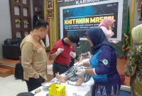 Kajari Karimun Priyambudi meninjau pelaksanaan Khitanan Massal di Gedung Aula Kantor Kejaksaan Negeri Karimun. (Foto: ricky/kepriheadline.id)