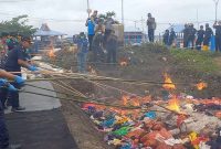 Benda Sitaan dan Barang Menjadi Milik Negara hasil Penindakan Kanwil DJBC Khusus Kepri dan KPPBC TMP B Tanjung Balai Karimun Dimusnahkan dengan cara dibakar. (Foto: ricky/kepriheadline.id)