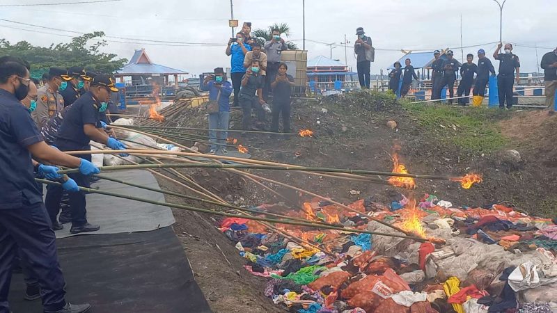 Benda Sitaan dan Barang Menjadi Milik Negara hasil Penindakan Kanwil DJBC Khusus Kepri dan KPPBC TMP B Tanjung Balai Karimun Dimusnahkan dengan cara dibakar. (Foto: ricky/kepriheadline.id)