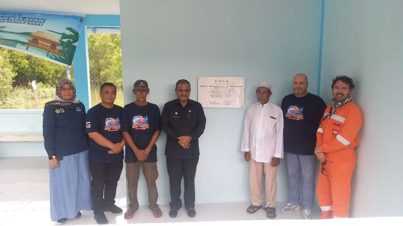 Bupati Karimun Aunur Rafiq didampingi Yard Manager PT SIKY Amilcare Berti meresmikan Rumah Singgah Nelayan. (Foto: ricky/kepriheadline.id)