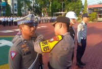 Wakapolres Karimun Kompol Herie Pramono sematkan pita tanda operasi kepada petugas. (Foto:ricky/kepriheadline.id)