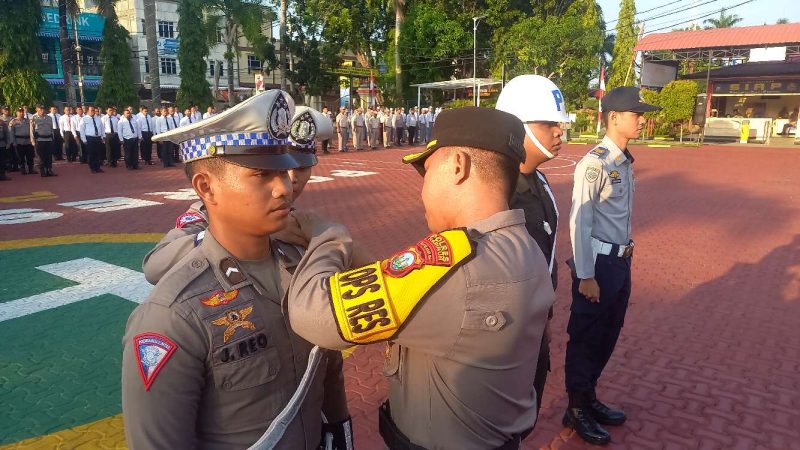 Wakapolres Karimun Kompol Herie Pramono sematkan pita tanda operasi kepada petugas. (Foto:ricky/kepriheadline.id)