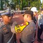 Wakapolres Karimun Kompol Herie Pramono sematkan pita tanda operasi kepada petugas. (Foto:ricky/kepriheadline.id)