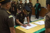 Kajari Karimun Priyambudi pimpin sertijab Kasipidsus dan Kacabjari Tanjungbatu. (FOTO: istimewa)