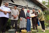 Kajari Karimun Priyambudi menyerahkan bantuan uang tunai kepada salah satu penerima bantuan rehab RTLH. (Foto: ricky/kepriheadline.id)