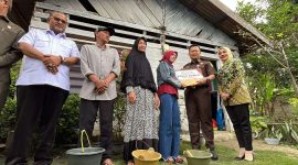 Kajari Karimun Priyambudi menyerahkan bantuan uang tunai kepada salah satu penerima bantuan rehab RTLH. (Foto: ricky/kepriheadline.id)