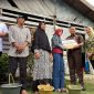 Kajari Karimun Priyambudi menyerahkan bantuan uang tunai kepada salah satu penerima bantuan rehab RTLH. (Foto: ricky/kepriheadline.id)