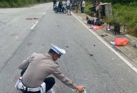 Personil Satlantas Polres Karimun melakukan olah tempat kejadian perkara di lokasi kecelakaan naas antara truk dan pengendara motor di Simpang Tiga Pelabuhan Roro. (Foto: Dokumen Polisi)