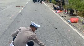 Personil Satlantas Polres Karimun melakukan olah tempat kejadian perkara di lokasi kecelakaan naas antara truk dan pengendara motor di Simpang Tiga Pelabuhan Roro. (Foto: Dokumen Polisi)