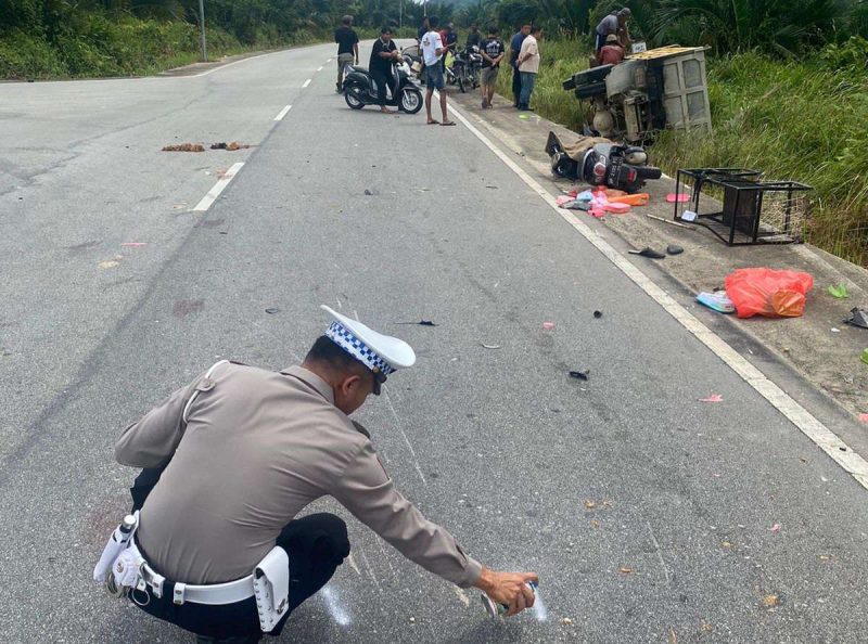 Personil Satlantas Polres Karimun melakukan olah tempat kejadian perkara di lokasi kecelakaan naas antara truk dan pengendara motor di Simpang Tiga Pelabuhan Roro. (Foto: Dokumen Polisi)