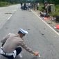 Personil Satlantas Polres Karimun melakukan olah tempat kejadian perkara di lokasi kecelakaan naas antara truk dan pengendara motor di Simpang Tiga Pelabuhan Roro. (Foto: Dokumen Polisi)