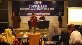 Penyampaian materi sosialisasi kejahatan terorganisasi transnasional ke unsur pendidikan di Hotel Aston, Karimun. (Foto: istimewa/kepriheadline.id)