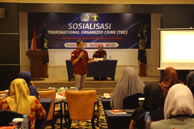 Penyampaian materi sosialisasi kejahatan terorganisasi transnasional ke unsur pendidikan di Hotel Aston, Karimun. (Foto: istimewa/kepriheadline.id)