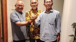 Bakal Calom Bupati Karimun Muhd Firmansyah dan Bakal Calon Walikota Batam Amsakar berfoto bersama usai mendapatkan restu dari DPP Partai Golkar untuk maju di Pilkada 2024.